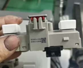 鴻碼創(chuàng)S8200噴碼機(jī)配自動可變二維碼噴印